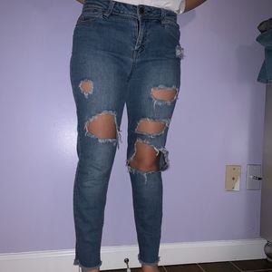 DISTRESSED JEANS